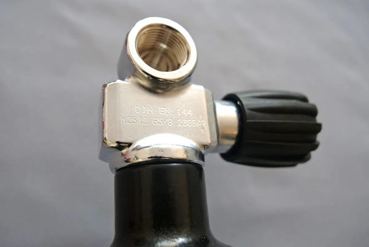 Tauchflasche 5 Liter 200bar komplett mit Ventil und Standfuss schwarz