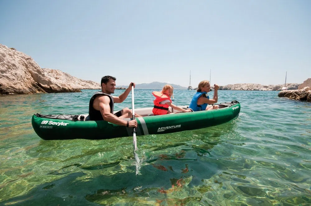 Sevylor Adventure Plus Kanu; aufblasbares Kanu für 2 Personen + 1 Kind, Faltkajak mit robuster Polyester Außenhülle, hohe Stabilität auf dem Wasser